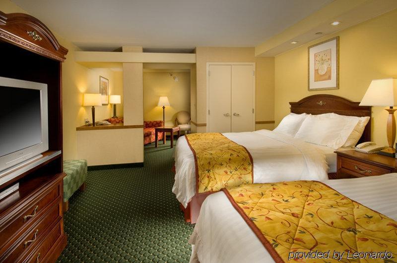 Fairfield Inn & Suites By Marriott Маршъл Стая снимка