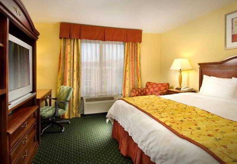 Fairfield Inn & Suites By Marriott Маршъл Екстериор снимка