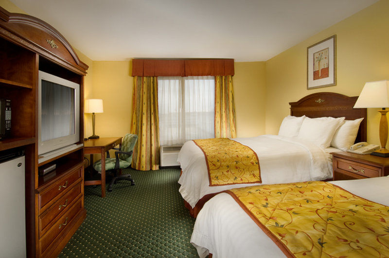 Fairfield Inn & Suites By Marriott Маршъл Екстериор снимка