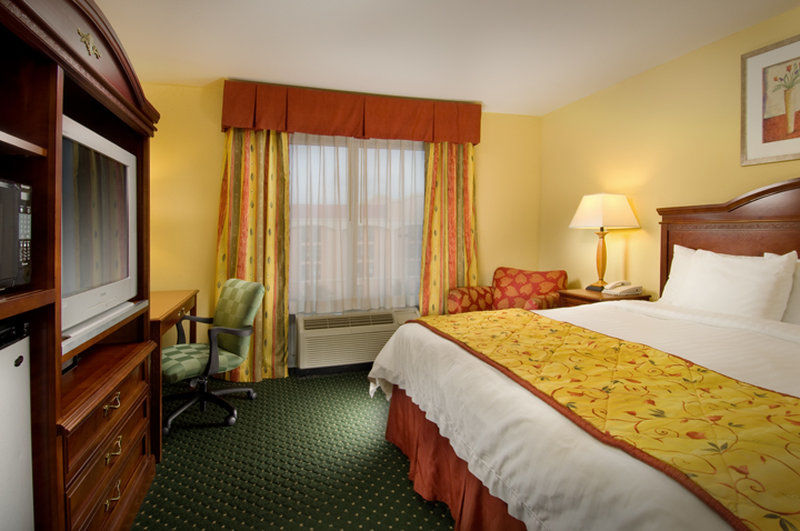 Fairfield Inn & Suites By Marriott Маршъл Екстериор снимка