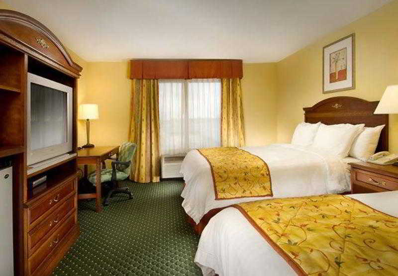 Fairfield Inn & Suites By Marriott Маршъл Екстериор снимка